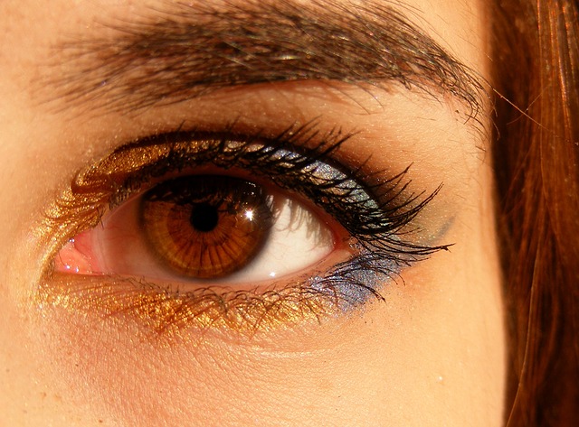 La médecine esthétique des contours des yeux : comment cela se passe ?